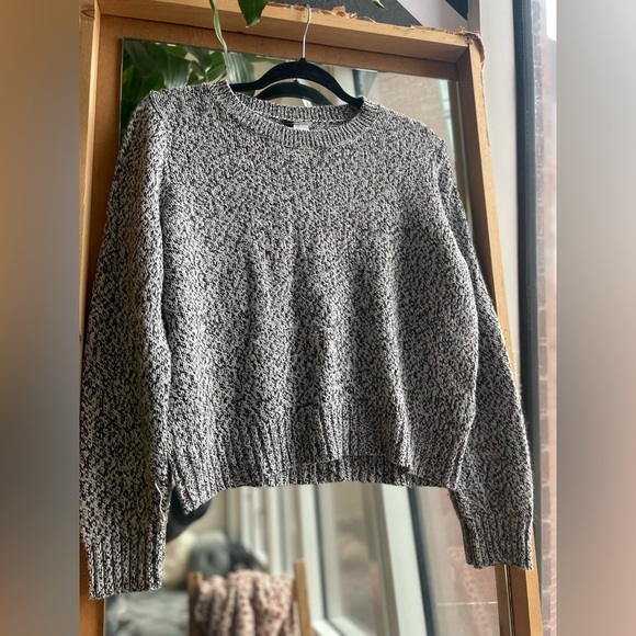 H&M Women’s Gray Knit Sweater - Picture 2 of 4